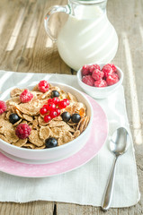 Wholegrain granola with milk and fresh berries