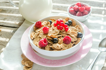Wholegrain granola with milk and fresh berries