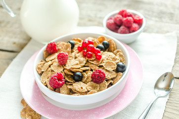 Wholegrain granola with milk and fresh berries