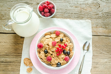 Wholegrain granola with milk and fresh berries