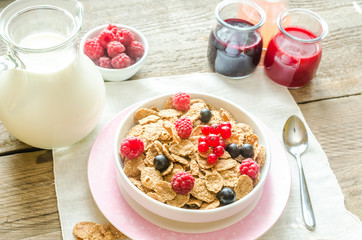 Wholegrain granola with milk and fresh berries
