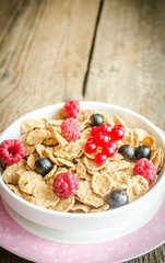 Wholegrain granola with milk and fresh berries