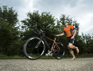Triathlet mit dem Fahrrad