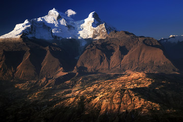 Naklejka premium Huandoy Peaks (6395m) in Cordilera Blanca, Peru, South America