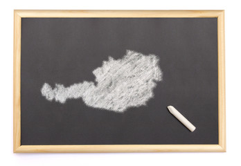Blackboard with a chalk and the shape of Austria drawn onto. (se