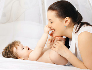 Obraz na płótnie Canvas Positive baby and mom