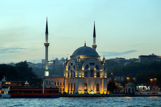 Ortakoy mosque Bosphorus, Istanbul, Turkey