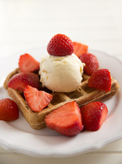 Erdbeer Waffeln mit Erdbeereis