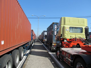 コンテナを積んだトラック