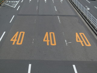 片側三車線の道