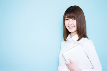 Fototapeta premium タブレットPCを持った女性