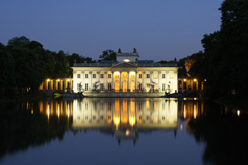 Fototapeta na wymiar Palace on the water in Lazienki Park