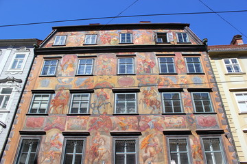 Die Fassade des bemalten Hauses (Herzogshof) in Graz