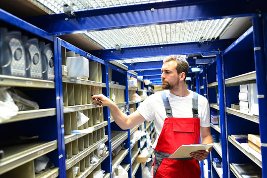 Warenkontrolle im Lager // Workers in logistics