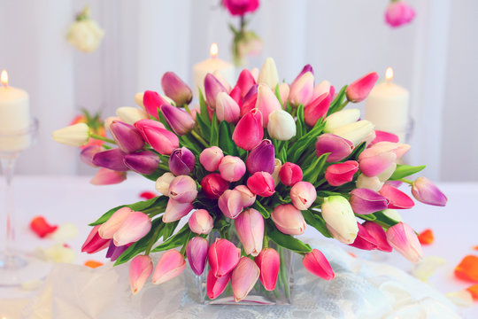 Fototapeta świąteczny stół ozdobiony bukietem tulipanów, świec