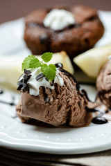 Sojaeis mit Muffin und Birnenspalten