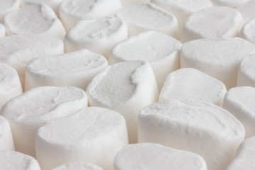 Fototapeta na wymiar Many white marshmallows neatly arranged.