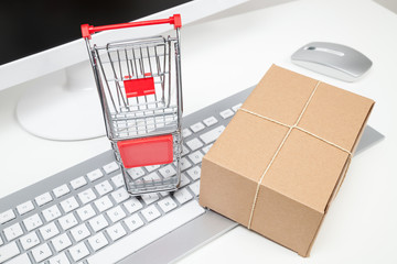 einkaufswagen und paket mit computer