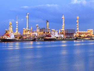 Fototapeta na wymiar beautiful lighting of oil refinery industry plant