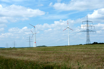 Strommasten und Windkraftanlagen