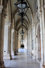 Obraz premium Colonnade in Vienna City Hall, Austria