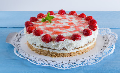 Torte Erdbeer Frischkäse auf blauem Holz