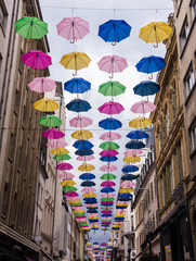 Fototapeta premium Regenschirme in Einkaufsstraße