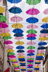 Fototapeta na wymiar Regenschirme in Einkaufsstraße