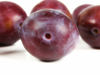 Obraz premium Pflaume auf weißem Hintergrund