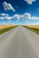 Landstrasse mit schönem Himmel