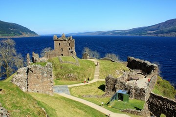 ネス湖とアーカート城