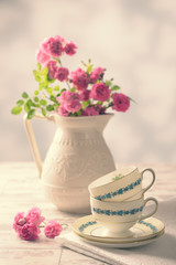 Obraz na płótnie Canvas Vintage Teacups With Roses