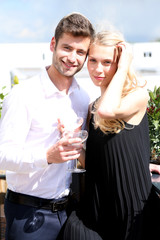 hübsches Paar auf dem Balkon