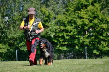 Frau trainiert mit ihrem Hund