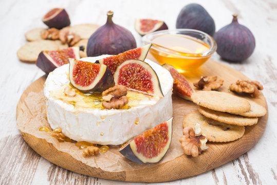 Fototapeta fresh camembert cheese with honey, figs and crackers