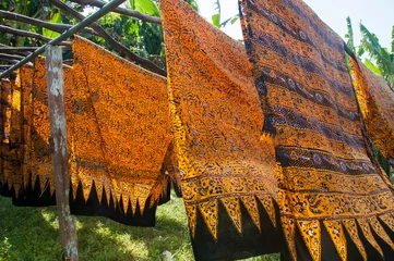 Foto op Plexiglas Grote stukken batik drogen © Vitya