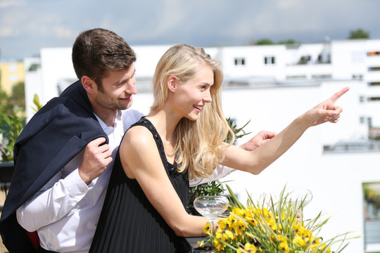 Junges Paar auf dem Balkon