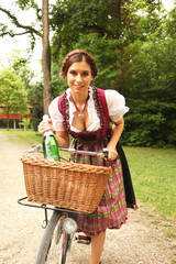 Mädchen in Tracht mit Radl