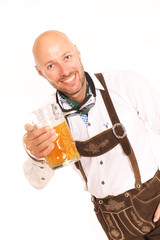 Mann in Lederhose mit Bier
