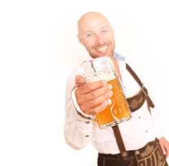 Mann in Lederhose mit Bier