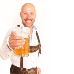Mann in Lederhose mit Bier