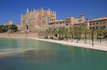 Park-de-la Mar and Cathedral . Palma-de-Majorca, Spain