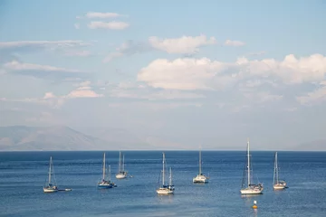 Fototapeten Blaues Wasser und Himmelshintergrund auf dem Ozean mit Segelbooten. © Jeanette Dietl
