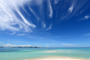美しい沖縄のビーチと夏空