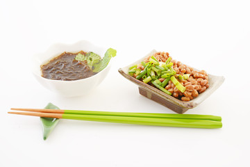 小皿に入れた納豆とモズク