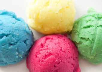 Flavored ice cream scoops