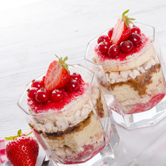 Strawberry - currant crumble Dessertt