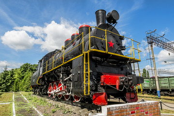 Naklejka premium Old steam locomotive on the pedestal in the Yelets locomotive D