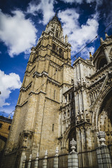 Fototapeta na wymiar majestic Cathedral of Toledo Gothic style, with walls full of re
