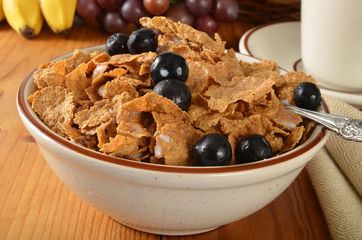Bran flakes with blueberries
